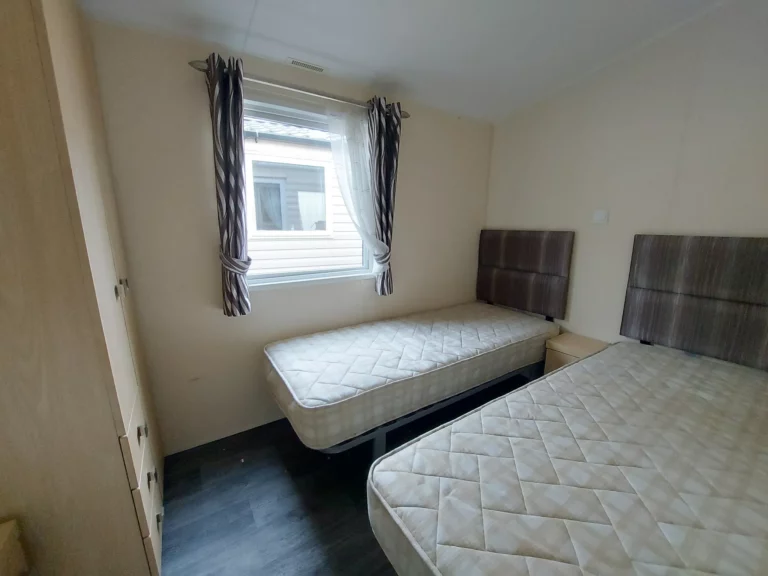 Willerby-Atlanta-Tweedehands-stacaravan-te-koop-slaapkamer