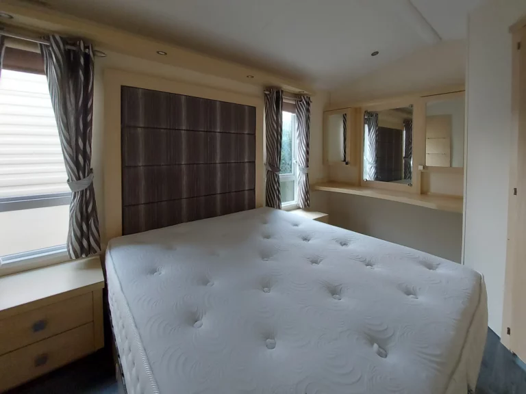 Willerby-Atlanta-Tweedehands-stacaravan-te-koop-slaapkamer