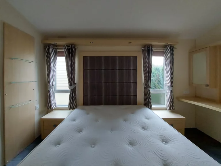 Willerby-Atlanta-Tweedehands-stacaravan-te-koop-slaapkamer