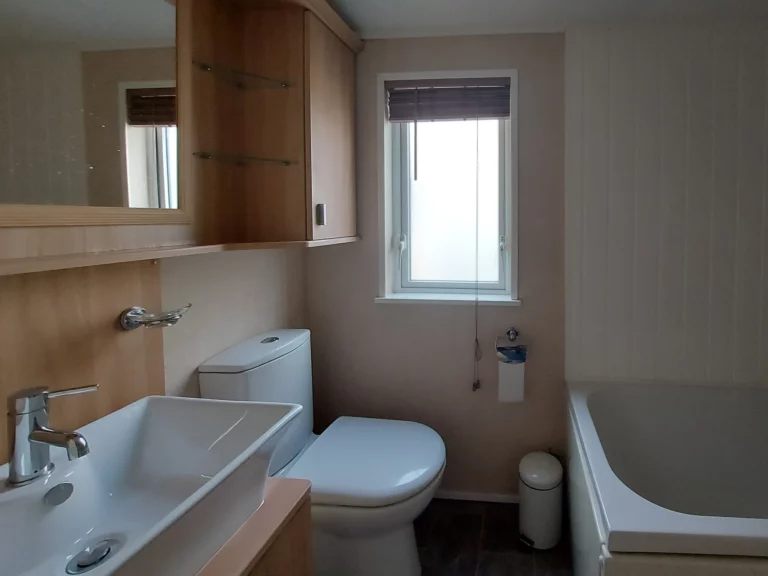 Willerby-Vogue-tweedehandse-stacaravan-te-koop-badkamer