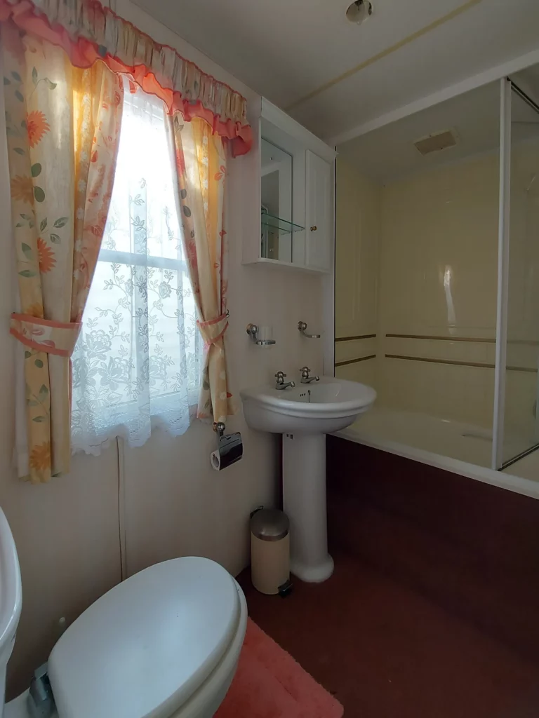 Atlas-Oakwood-tweedehands-stacaravan-te-koop-badkamer