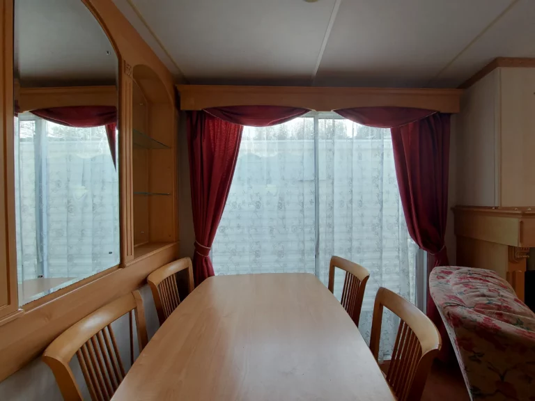 Atlas-Oakwood-tweedehands-stacaravan-te-koop-woonkamer