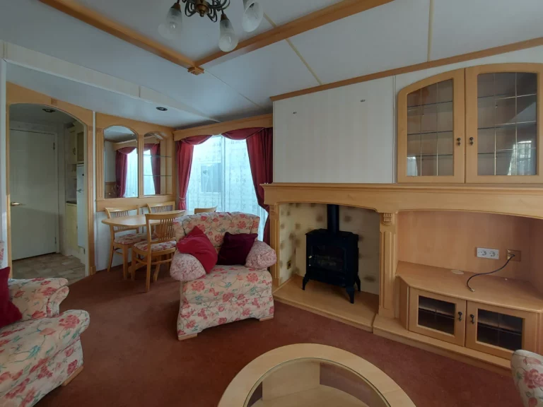 Atlas-Oakwood-tweedehands-stacaravan-te-koop-woonkamer