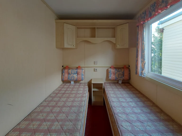 Willerby-granada-tweedehands-stacaravan-te-koop-slaapkamer