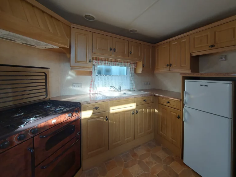 Willerby-granada-tweedehands-stacaravan-te-koop-keuken