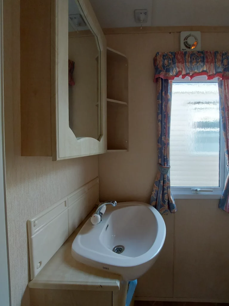 Willerby-granada-tweedehands-stacaravan-te-koop-badkamer