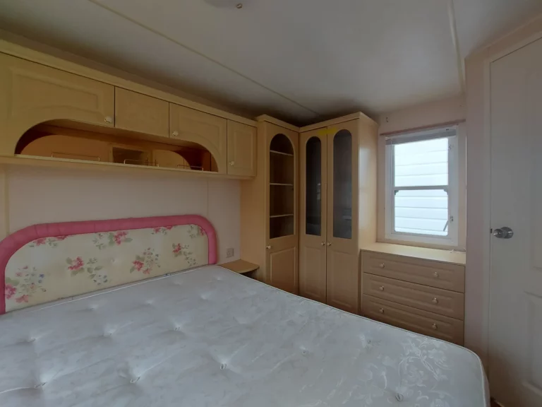 Atlas-Mayfair-Tweedehandse-stacaravan-te-koop-slaapkamer