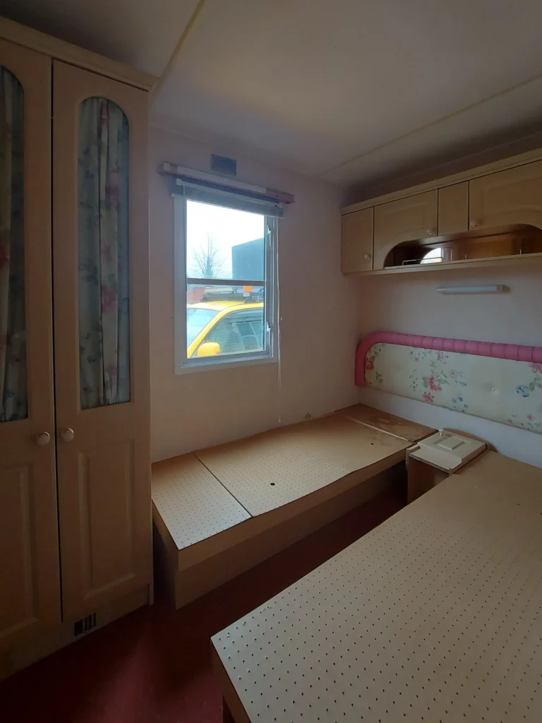 Atlas-Mayfair-Tweedehandse-stacaravan-te-koop-slaapkamer