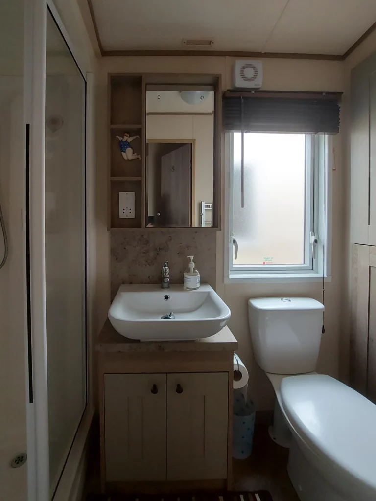 ABI-Beaumont-Tweedehandse-stacaravan-te-koop-badkamer