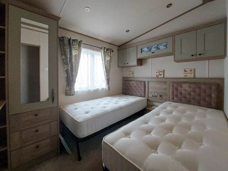 ABI-Beaumont-Tweedehandse-stacaravan-te-koop-slaapkamer