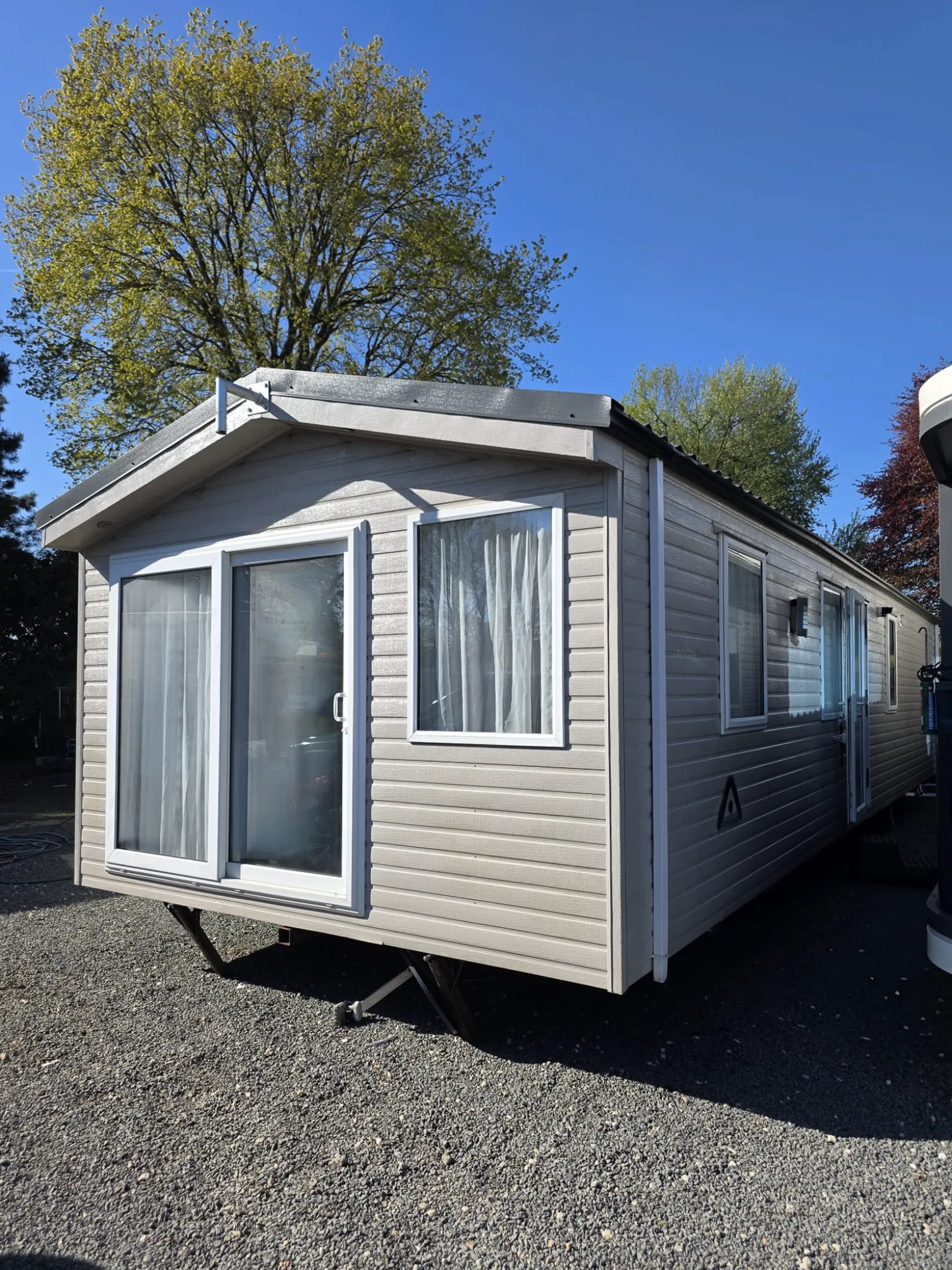 Atlas Onyx tweedehandse stacaravan te koop buitenkant