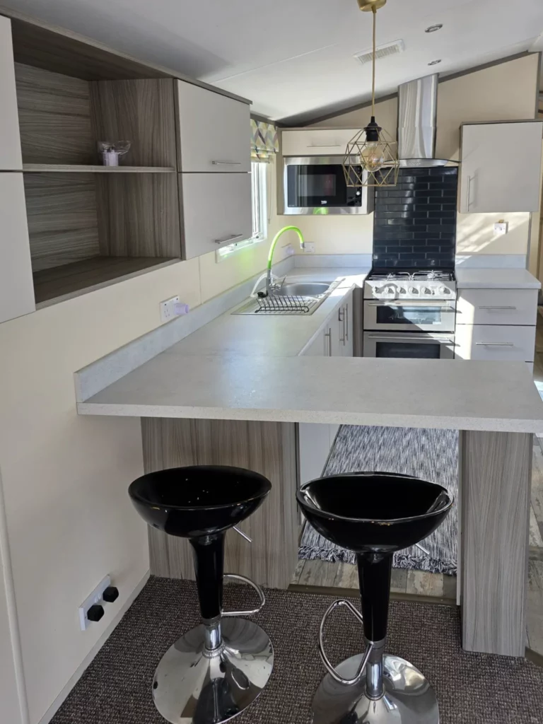 Atlas-Onyx-tweedehandse-stacaravan-te-koop-keuken