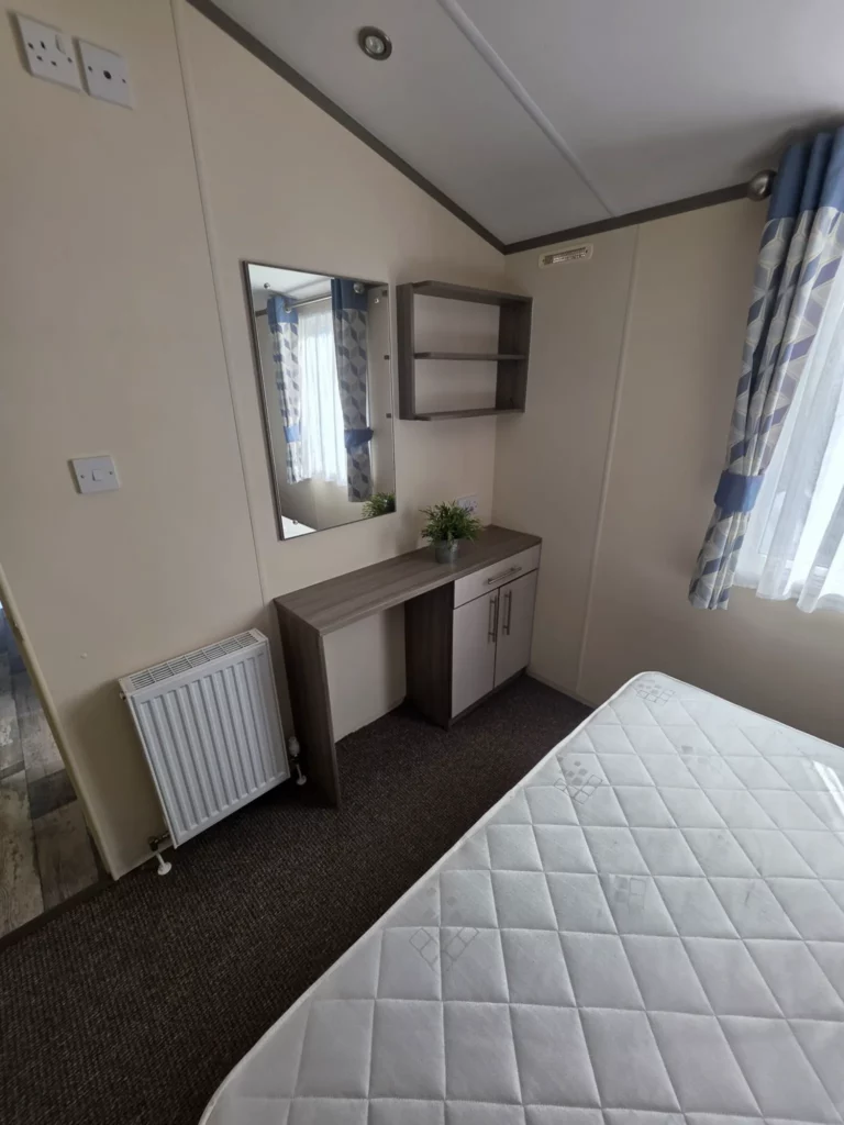 Atlas-Onyx-tweedehandse-stacaravan-te-koop-slaapkamer