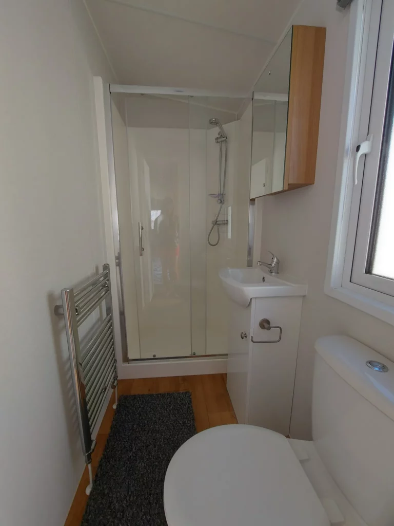 Enjoy-2-tweedehandse-stacaravan-te-koop-badkamer