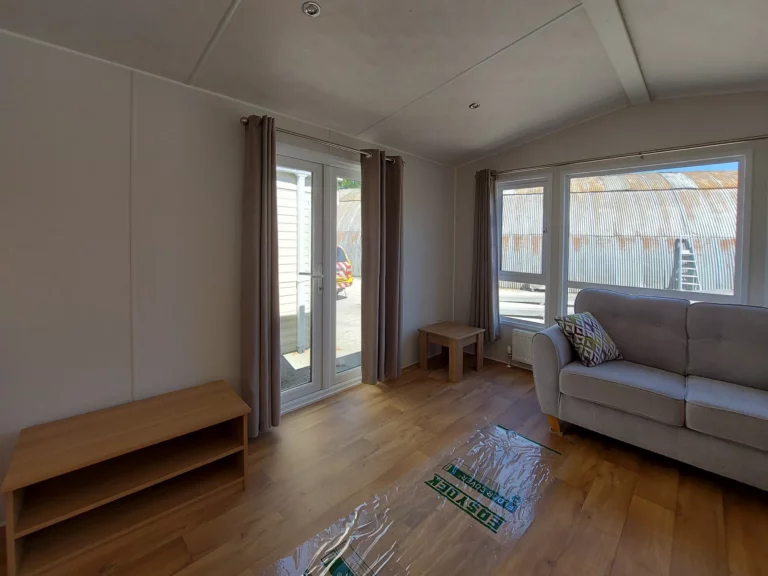 Enjoy-2-tweedehandse-stacaravan-te-koop-woonkamer