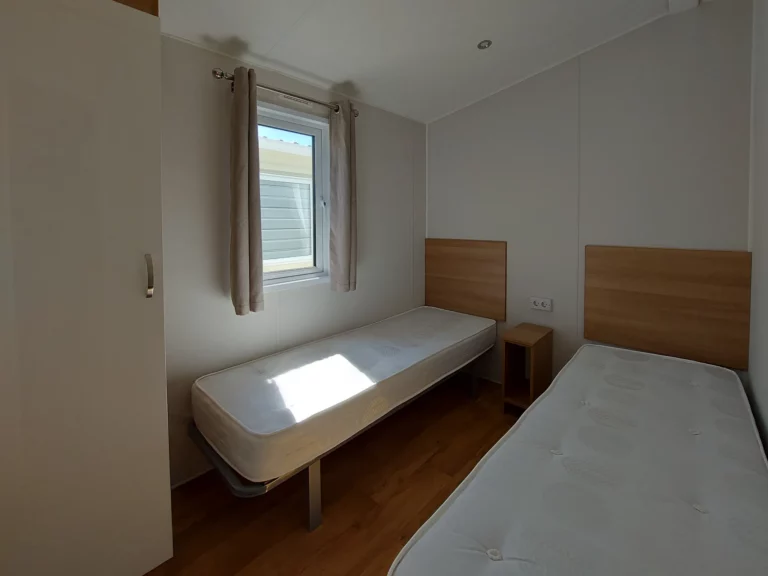 Enjoy-2-tweedehandse-stacaravan-te-koop-slaapkamer