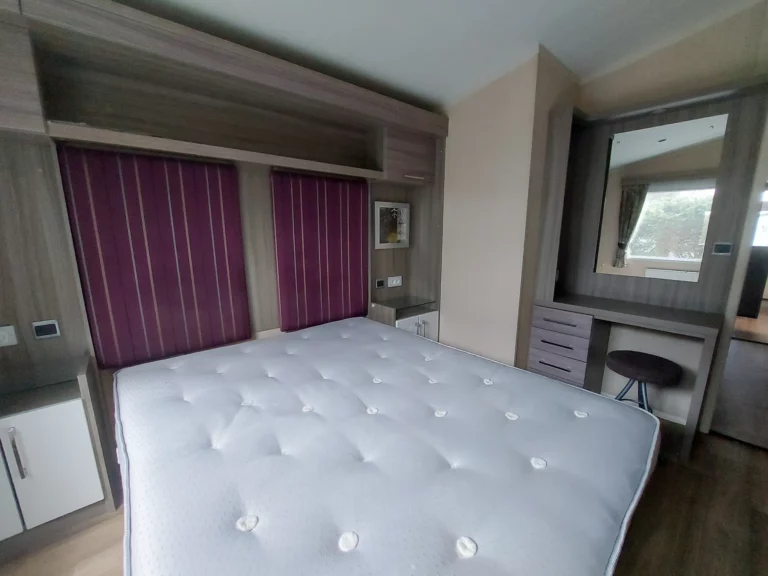 Swift-Champagne-te-koop-tweedehandse-stacaravan-slaapkamer