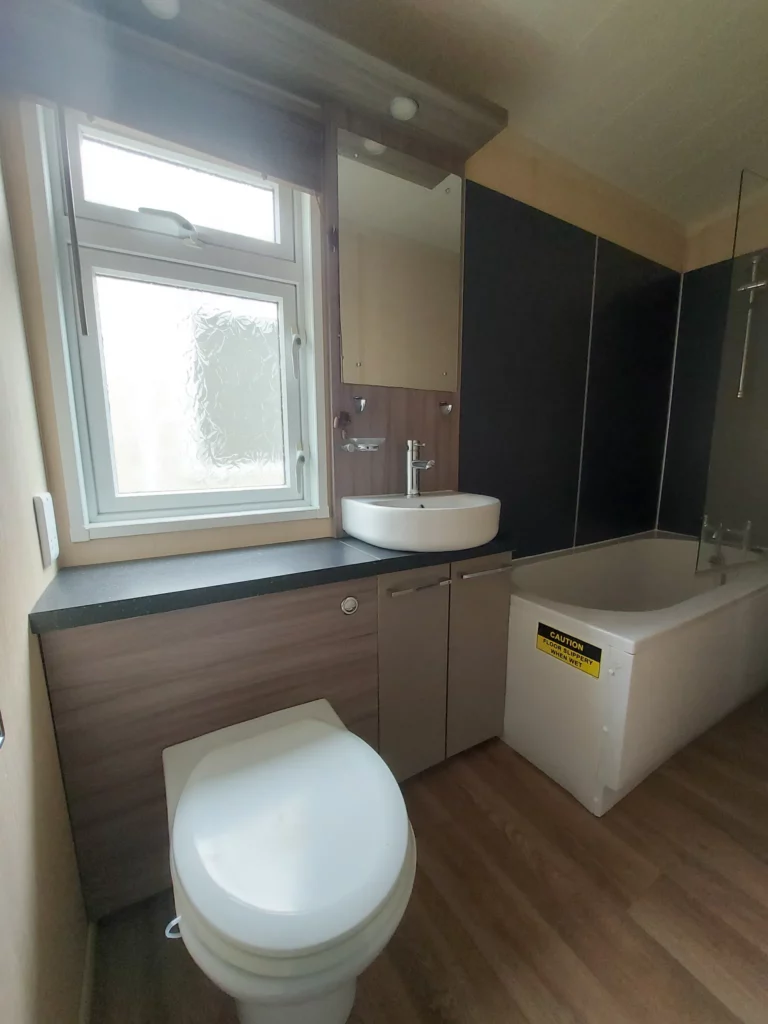 Swift-Champagne-te-koop-tweedehandse-stacaravan-badkamer