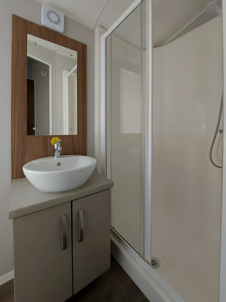 Willerby-Avonmore-38x12-tweedehandse-stacaravan-te-koop-badkamer