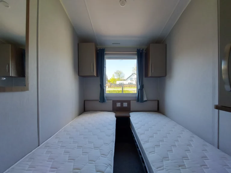 Willerby-Avonmore-38x12-tweedehandse-stacaravan-te-koop-slaapkamer
