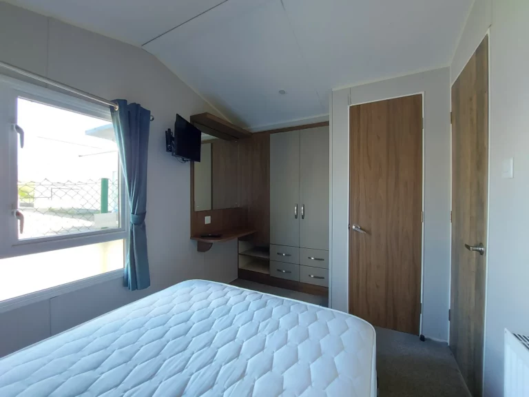 Willerby-Avonmore-38x12-tweedehandse-stacaravan-te-koop-slaapkamer