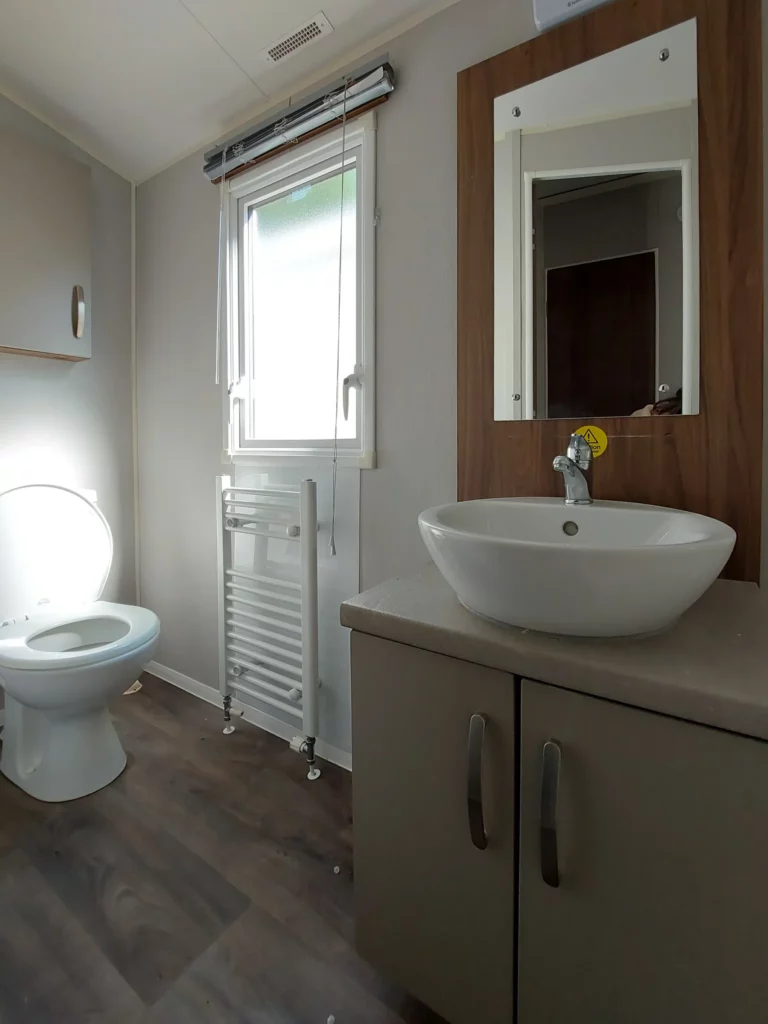 Willerby-Avonmore-38x12-tweedehandse-stacaravan-te-koop-badkamer