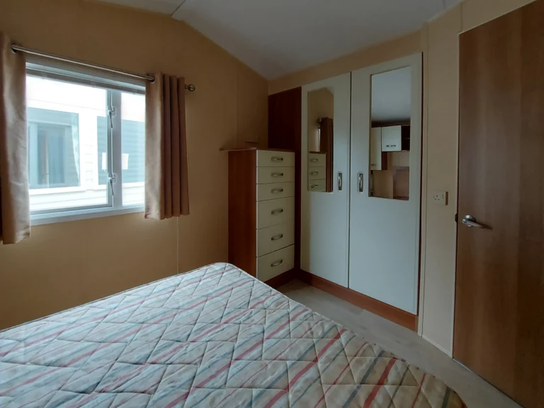 Willerby-salisbury-tweedehandse-stacaravan-te-koop-slaapkamer