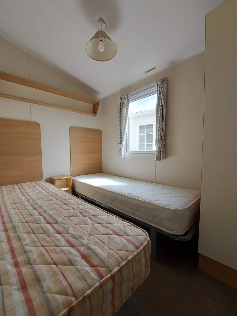 Tweedehandse-stacaravan-te-koop-Willerby-Peppy-35x12-slaapkamer