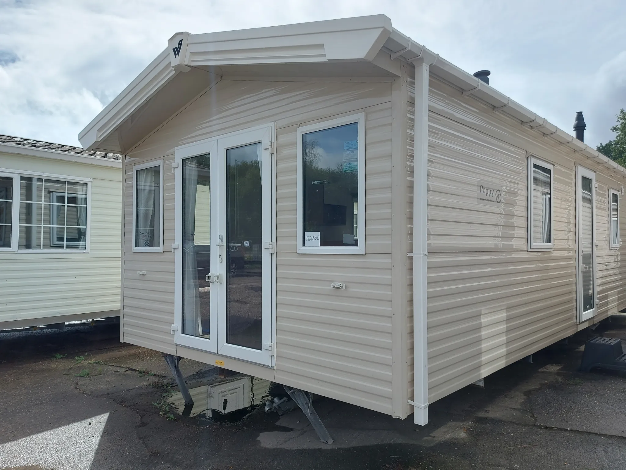 Tweedehandse-stacaravan-te-koop-Willerby-Peppy-35x12-Buitenkant