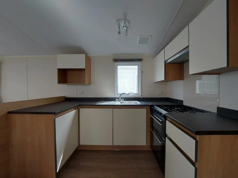 Tweedehandse-stacaravan-te-koop-Willerby-Peppy-35x12-Keuken