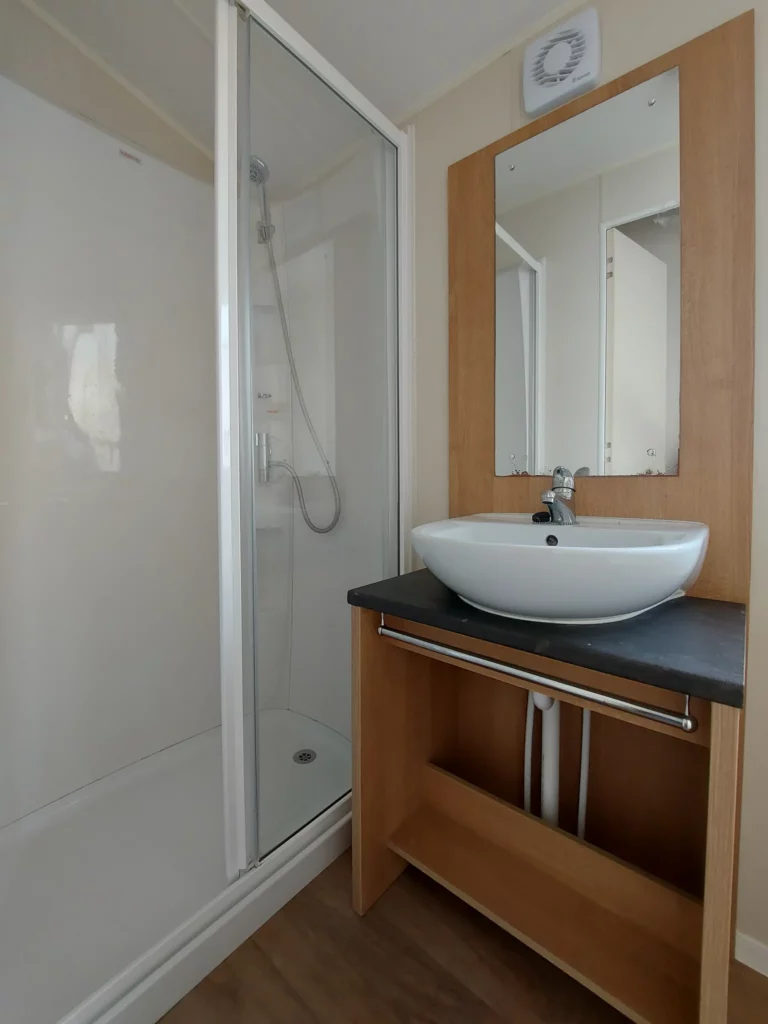 Tweedehandse-stacaravan-te-koop-Willerby-Peppy-35x12-badkamer