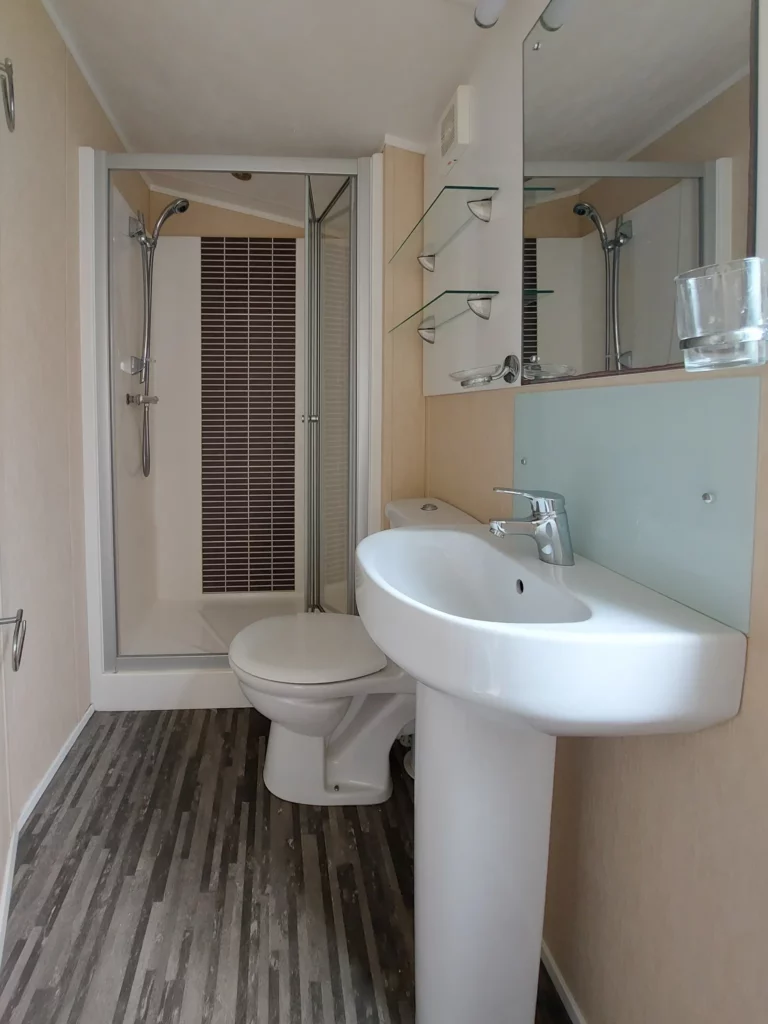 tweedehandse-stacaravan-te-koop-Willerby-Meridian-lodge-42x13-badkamer