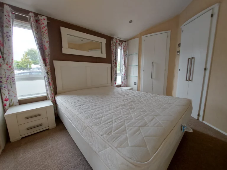 tweedehandse-stacaravan-te-koop-Willerby-Meridian-lodge-42x13-slaapkamer