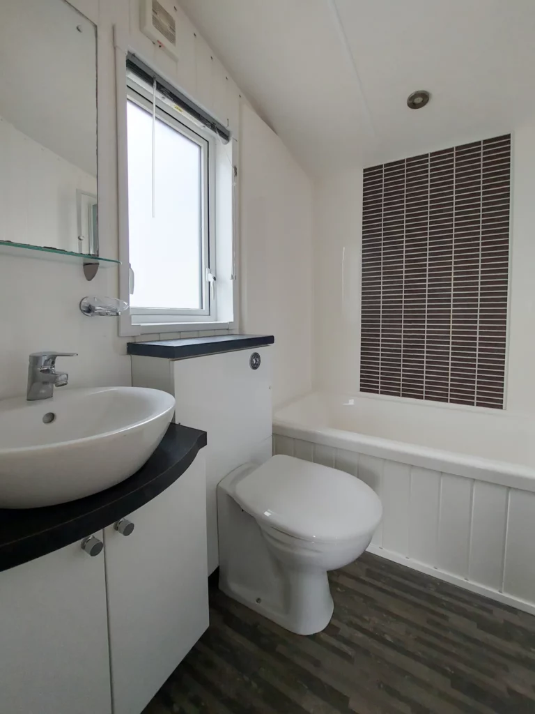 tweedehandse-stacaravan-te-koop-Willerby-Meridian-lodge-42x13-badkamer