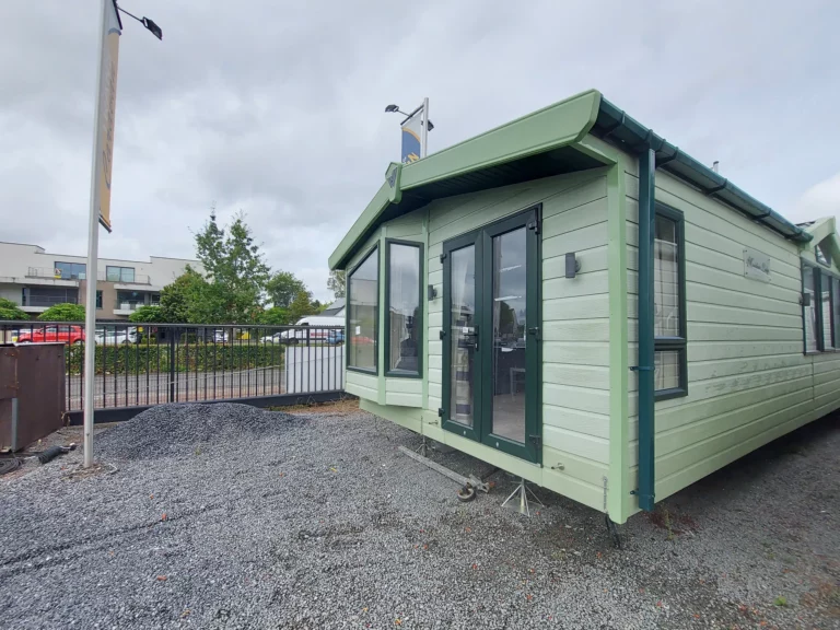 tweedehandse-stacaravan-te-koop-Willerby-Meridian-lodge-42x13-buitenkant