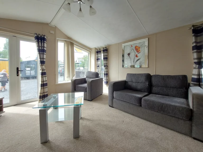 tweedehandse-stacaravan-te-koop-Willerby-Meridian-lodge-42x13-leefruimte