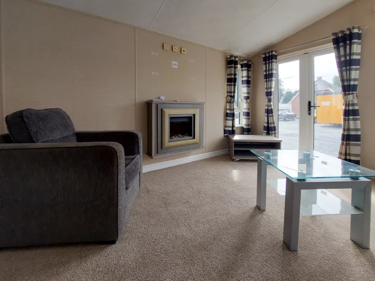 tweedehandse-stacaravan-te-koop-Willerby-Meridian-lodge-42x13-leefruimte