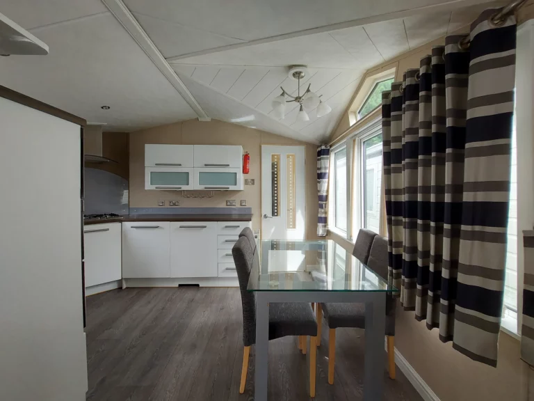 tweedehandse-stacaravan-te-koop-Willerby-Meridian-lodge-42x13-keuken
