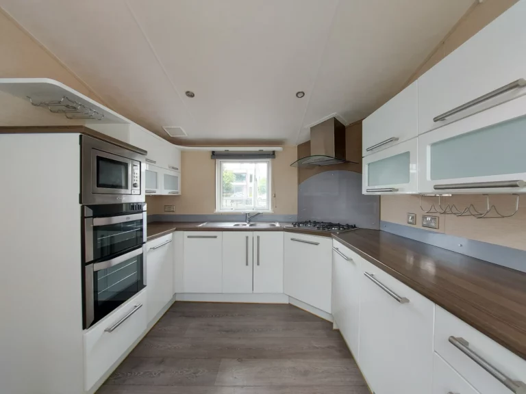 tweedehandse-stacaravan-te-koop-Willerby-Meridian-lodge-42x13-keuken