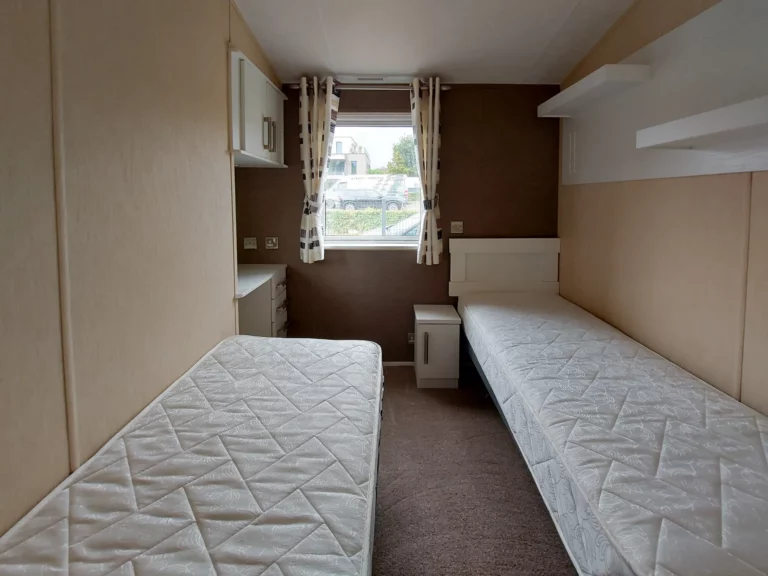 tweedehandse-stacaravan-te-koop-Willerby-Meridian-lodge-42x13-slaapkamer