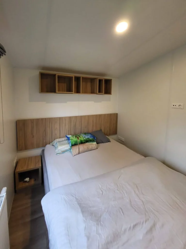 Lark-Jersey-tweedehandse-stacaravan-te-koop-slaapkamer