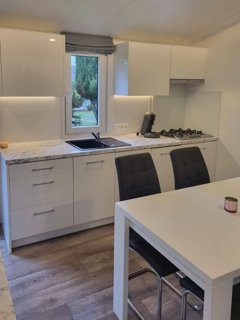 Lark-Jersey-tweedehandse-stacaravan-te-koop-keuken