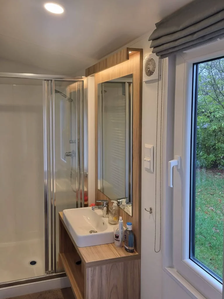 Lark-Jersey-tweedehandse-stacaravan-te-koop-badkamer