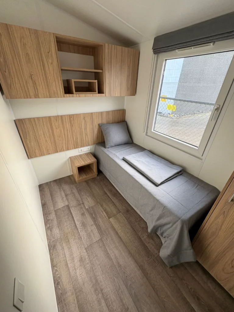Lark-Jersey-tweedehandse-stacaravan-te-koop-slaapkamer