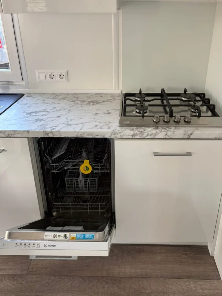 Lark-Jersey-tweedehandse-stacaravan-te-koop-keuken