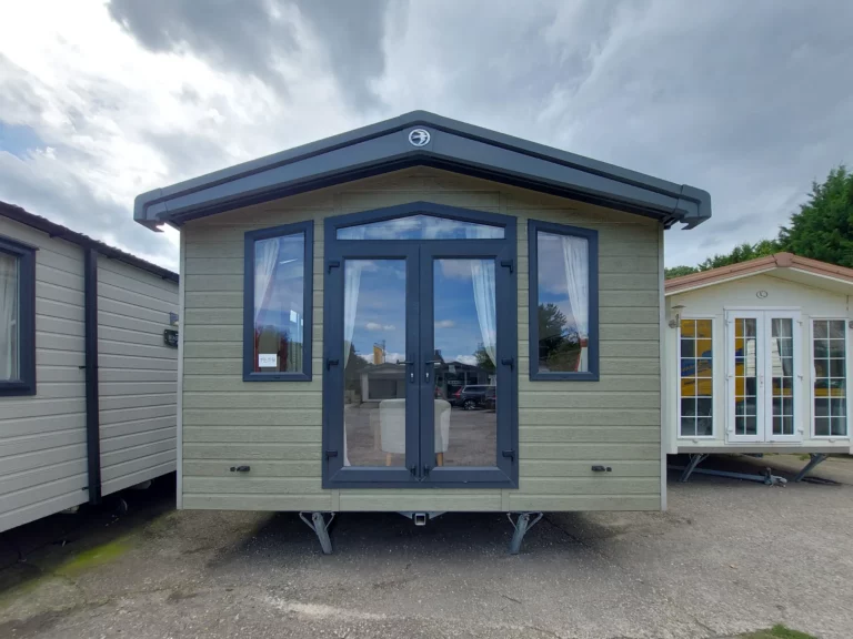 Swift-Biarritz-40x13-tweedehandse-stacaravan-te-koop-buitenkant