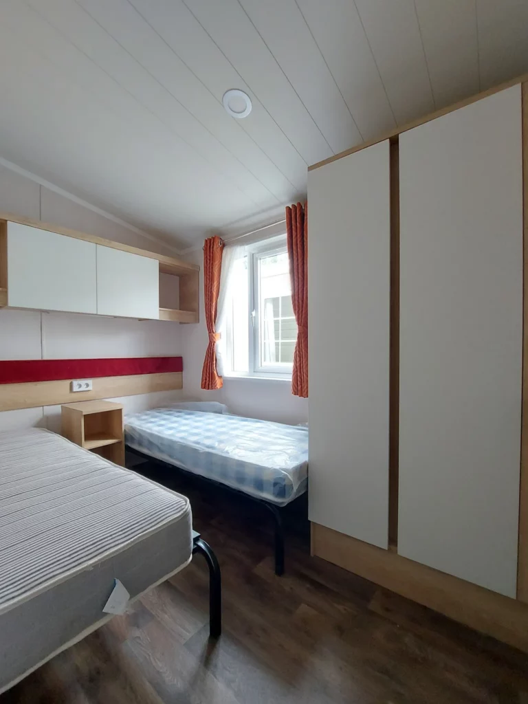 Swift-Biarritz-40x13-tweedehandse-stacaravan-te-koop-slaapkamer