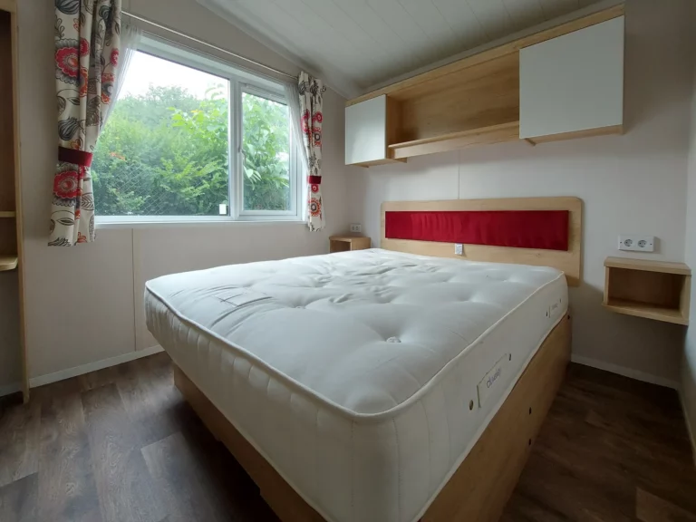 Swift-Biarritz-40x13-tweedehandse-stacaravan-te-koop-slaapkamer