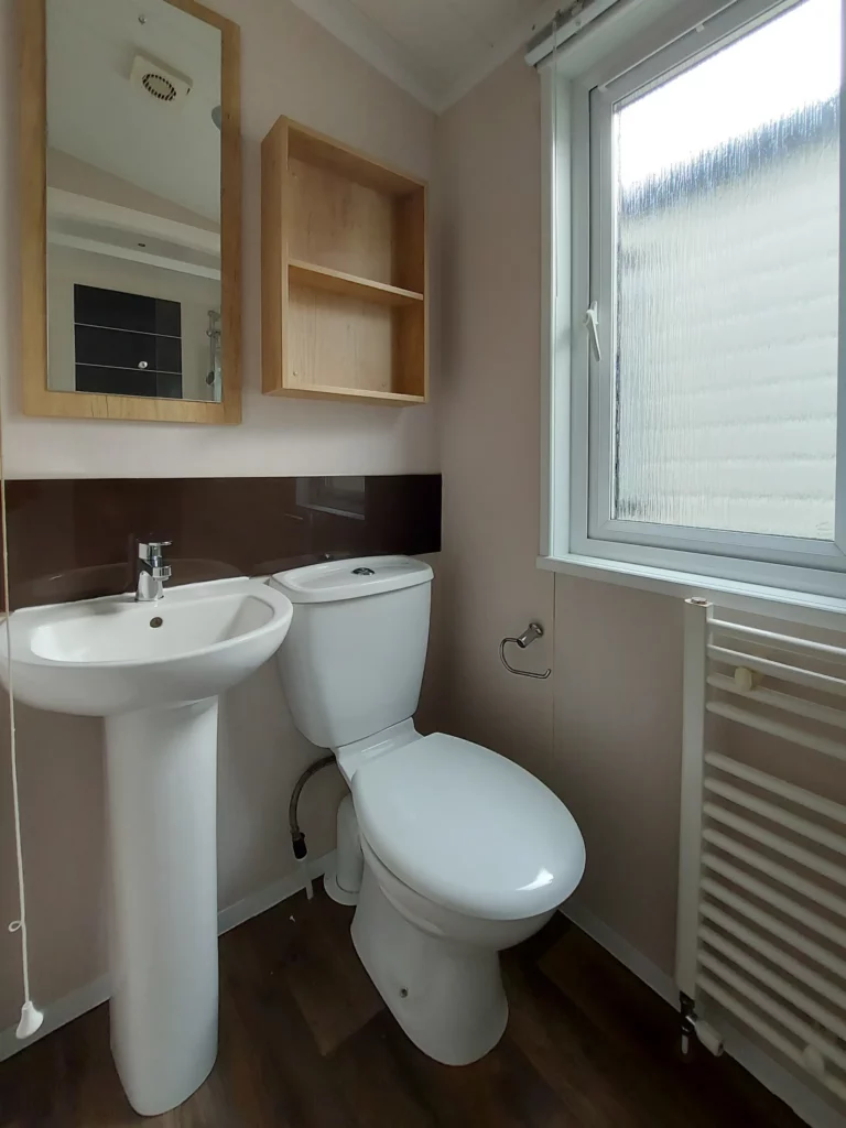 Swift-Biarritz-40x13-tweedehandse-stacaravan-te-koop-badkamer