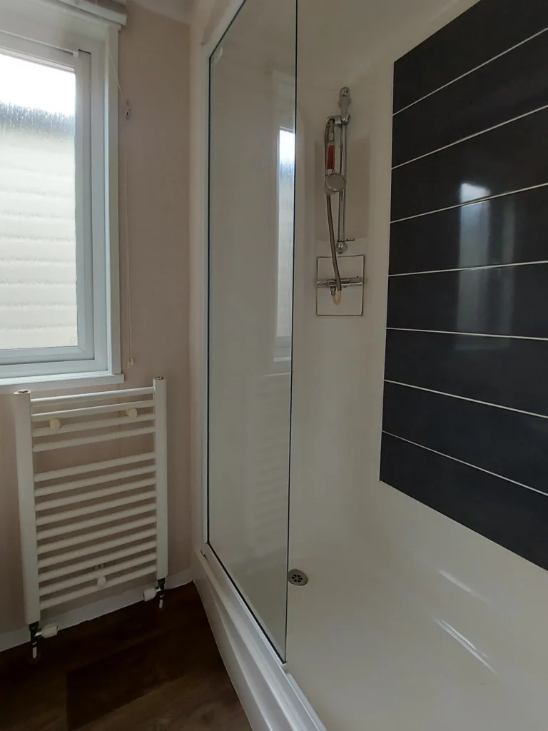 Swift-Biarritz-40x13-tweedehandse-stacaravan-te-koop-badkamer